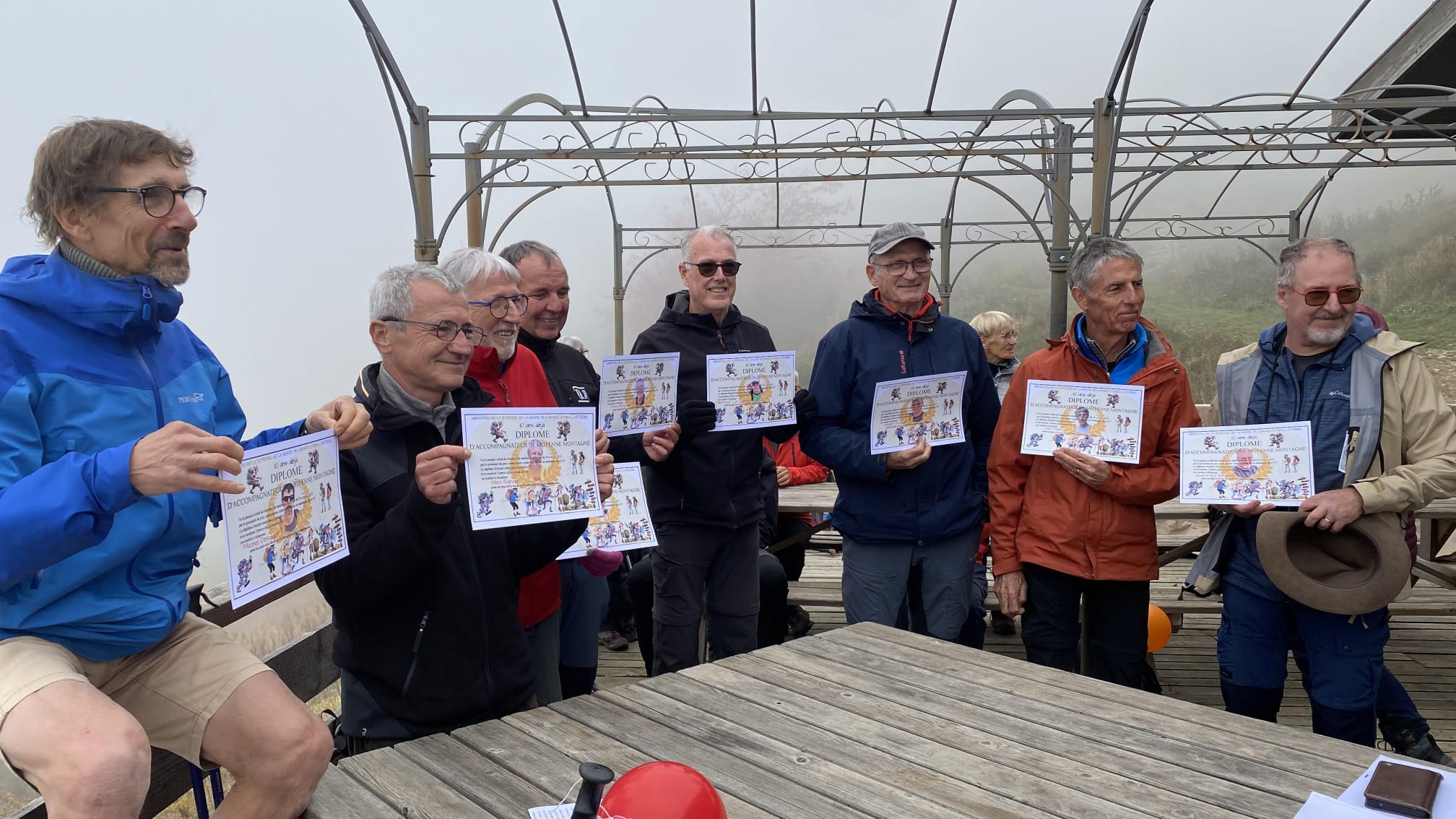 Photo de groupe des accompagnateurs bénévoles en montagne.